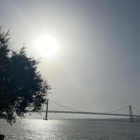 Quarto De Casal Close To Lisbon Flat Equipado Almada Esterno foto