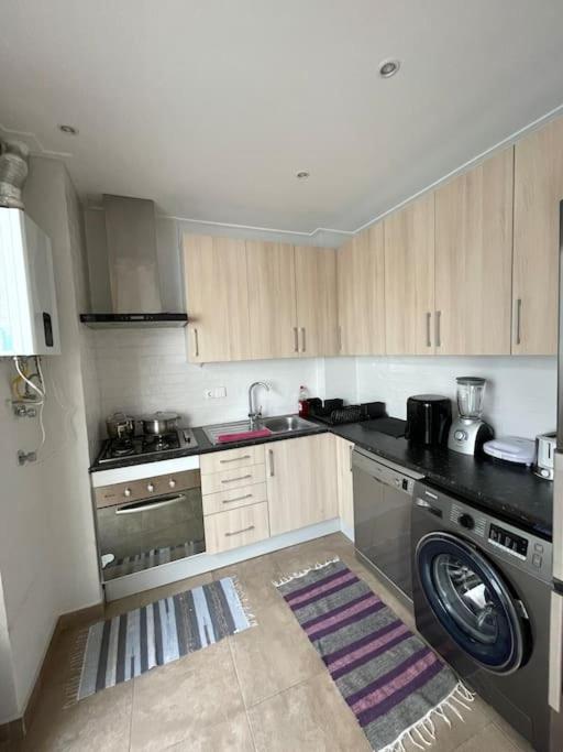 Quarto De Casal Close To Lisbon Flat Equipado Almada Esterno foto
