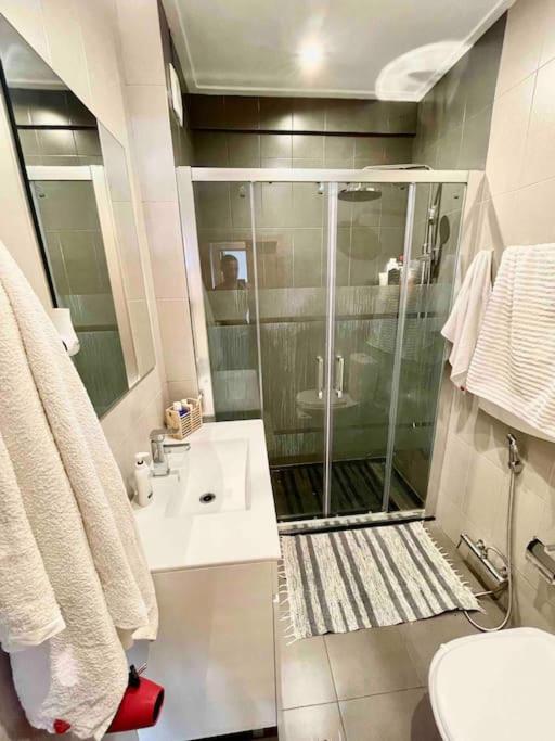 Quarto De Casal Close To Lisbon Flat Equipado Almada Esterno foto