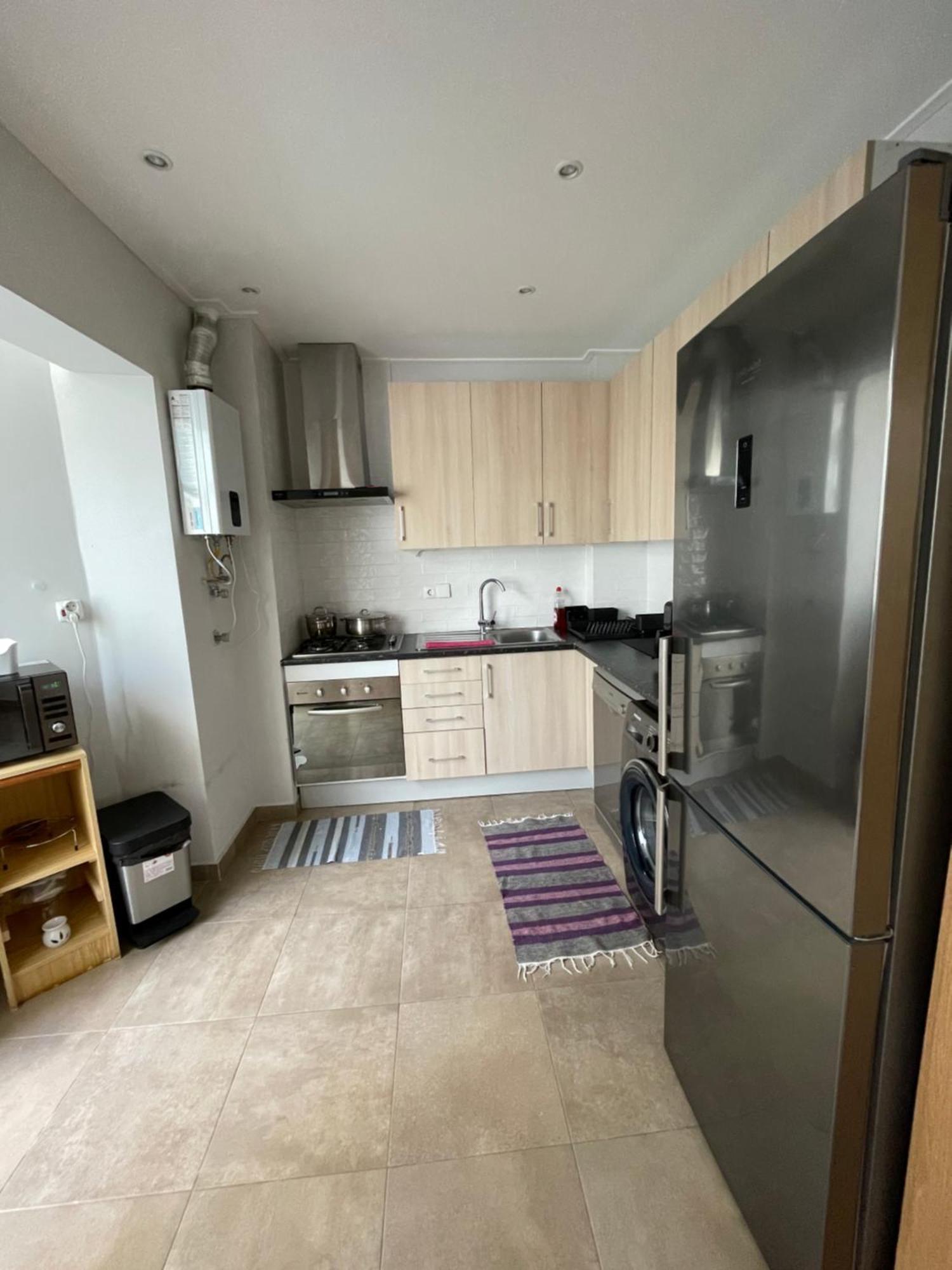 Quarto De Casal Close To Lisbon Flat Equipado Almada Esterno foto