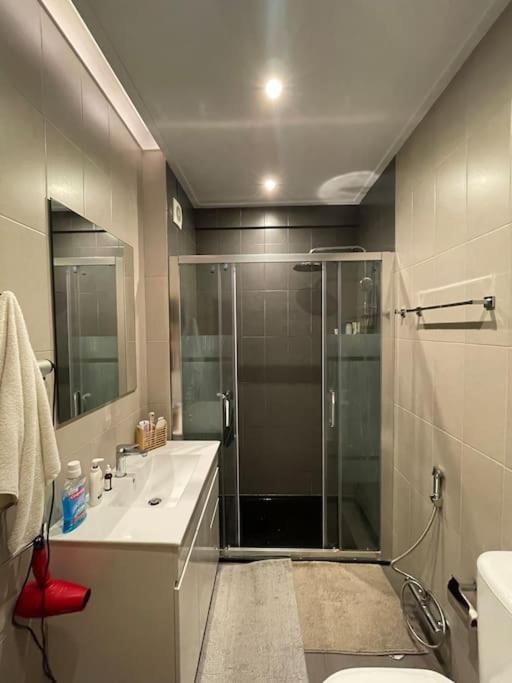 Quarto De Casal Close To Lisbon Flat Equipado Almada Esterno foto